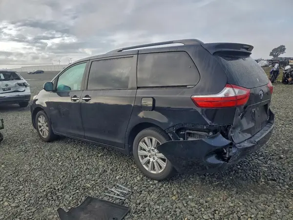 5TDDZ3DC7HS185685 2017 TOYOTA SIENNA - Image 2