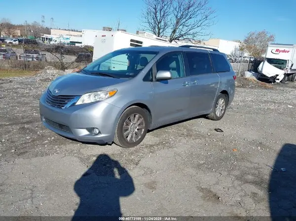 5TDDZ3DC7HS187839 2017 TOYOTA SIENNA - Image 2