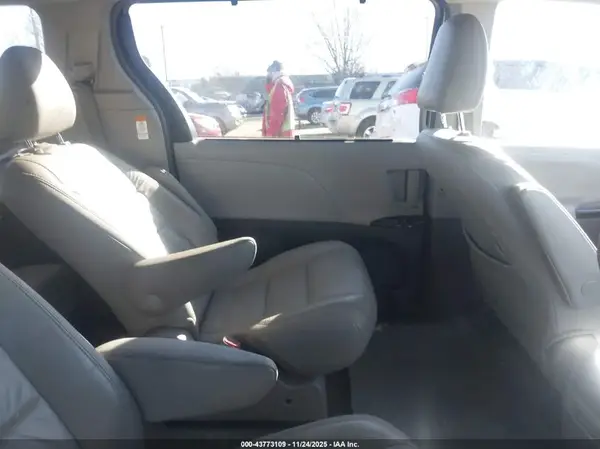 5TDDZ3DC7HS187839 2017 TOYOTA SIENNA - Image 8