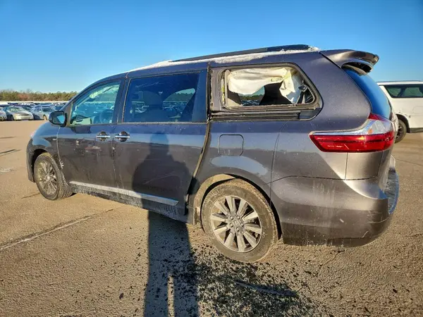 5TDDZ3DC7JS192514 2018 TOYOTA SIENNA - Image 2