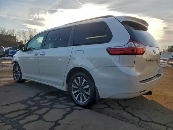 5TDDZ3DC7JS192741 2018 TOYOTA SIENNA - Image 2