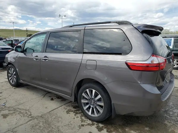 5TDDZ3DC7JS193517 2018 TOYOTA SIENNA - Image 2