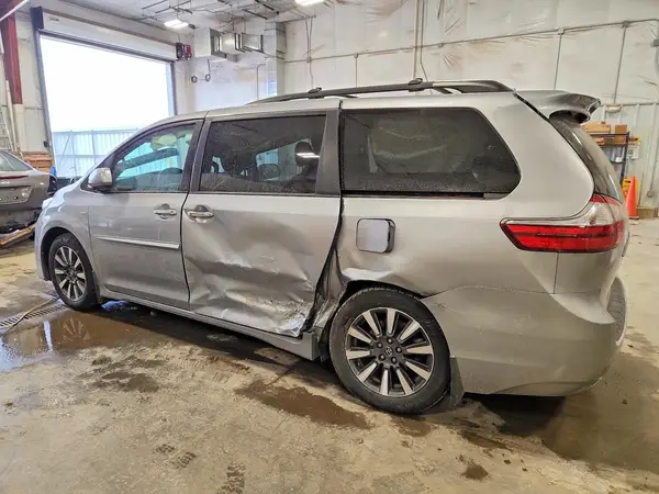 5TDDZ3DC7JS193744 2018 TOYOTA SIENNA - Image 2