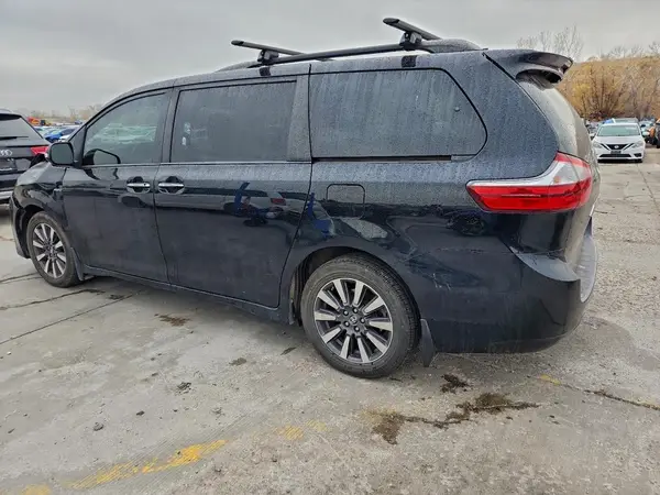 5TDDZ3DC7JS200269 2018 TOYOTA SIENNA - Image 2