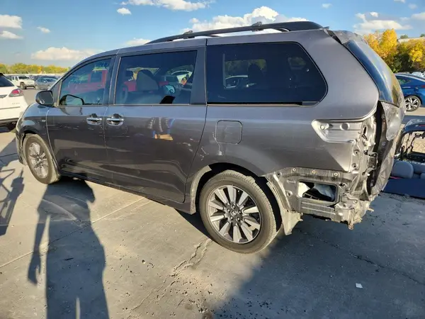 5TDDZ3DC7JS201731 2018 TOYOTA SIENNA - Image 2
