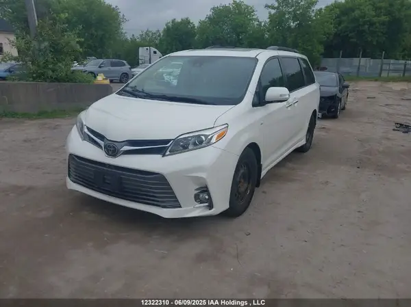 5TDDZ3DC7JS206055 2018 TOYOTA SIENNA - Image 2