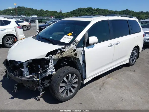5TDDZ3DC7JS208257 2018 TOYOTA SIENNA - Image 2