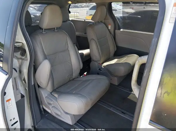 5TDDZ3DC7JS208257 2018 TOYOTA SIENNA - Image 8