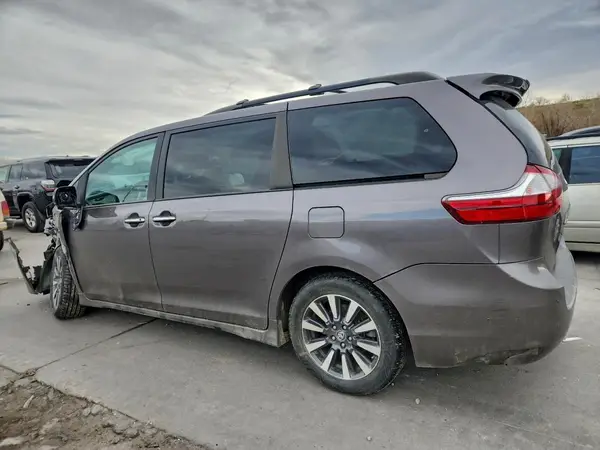 5TDDZ3DC7KS220622 2019 TOYOTA SIENNA - Image 2