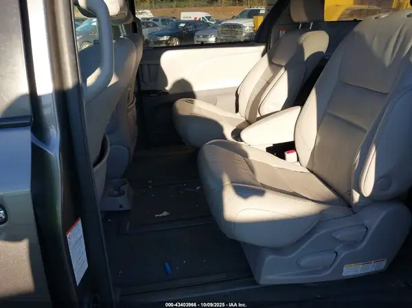 5TDDZ3DC7KS225271 2019 TOYOTA SIENNA - Image 8