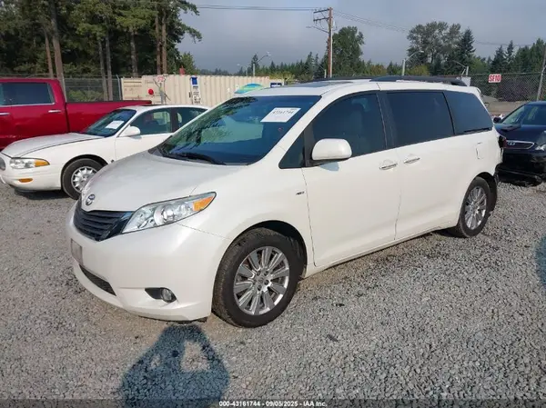 5TDDZ3DC8HS146507 2017 TOYOTA SIENNA - Image 2