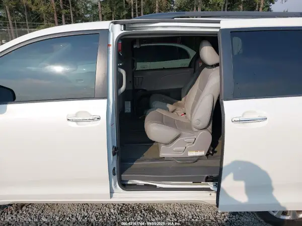 5TDDZ3DC8HS146507 2017 TOYOTA SIENNA - Image 8