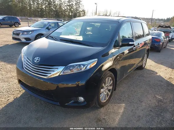 5TDDZ3DC8HS147513 2017 TOYOTA SIENNA - Image 2