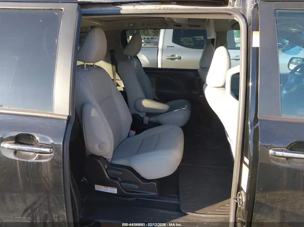 5TDDZ3DC8HS147513 2017 TOYOTA SIENNA - Image 8