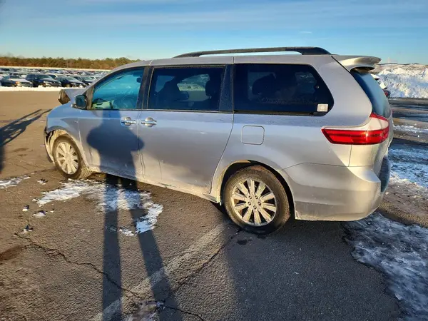 5TDDZ3DC8HS150685 2017 TOYOTA SIENNA - Image 2