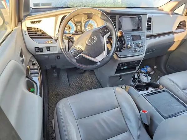5TDDZ3DC8HS150685 2017 TOYOTA SIENNA - Image 8