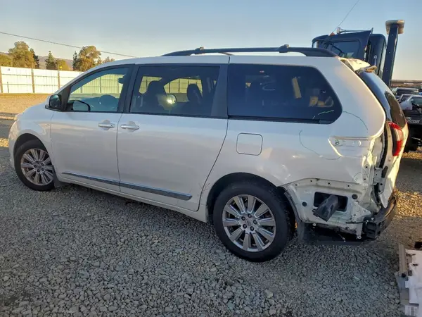 5TDDZ3DC8HS152243 2017 TOYOTA SIENNA - Image 2