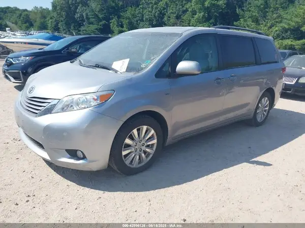 5TDDZ3DC8HS154011 2017 TOYOTA SIENNA - Image 2