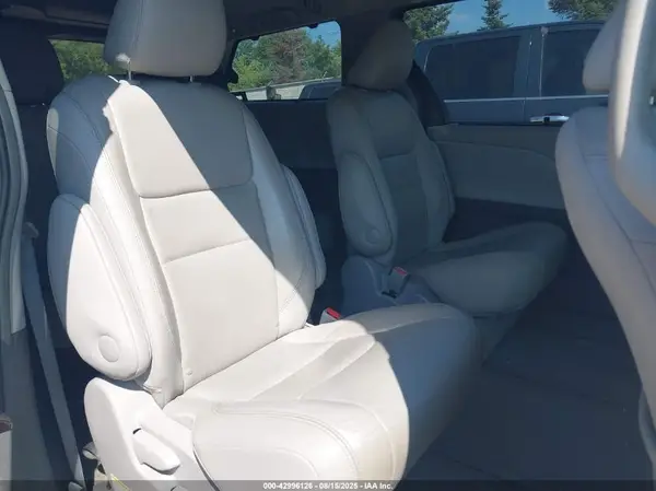 5TDDZ3DC8HS154011 2017 TOYOTA SIENNA - Image 8