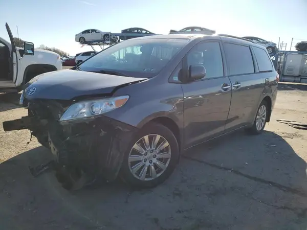 5TDDZ3DC8HS156356 2017 TOYOTA SIENNA - Image 1