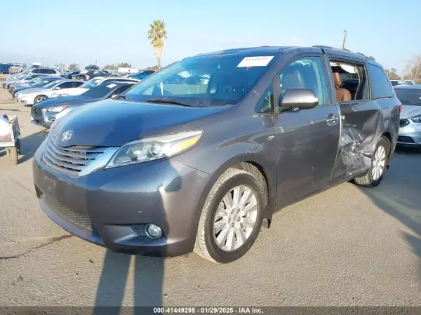 5TDDZ3DC8HS159144 2017 TOYOTA SIENNA - Image 2