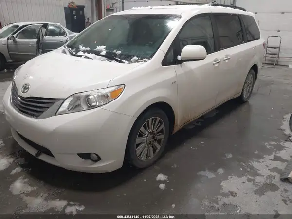 5TDDZ3DC8HS159225 2017 TOYOTA SIENNA - Image 2
