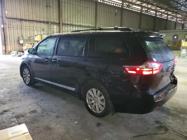 5TDDZ3DC8HS159886 2017 TOYOTA SIENNA - Image 2