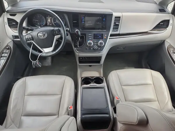 5TDDZ3DC8HS160360 2017 TOYOTA SIENNA - Image 8