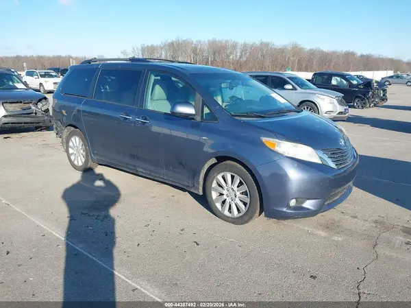 5TDDZ3DC8HS161847 2017 TOYOTA SIENNA - Image 1