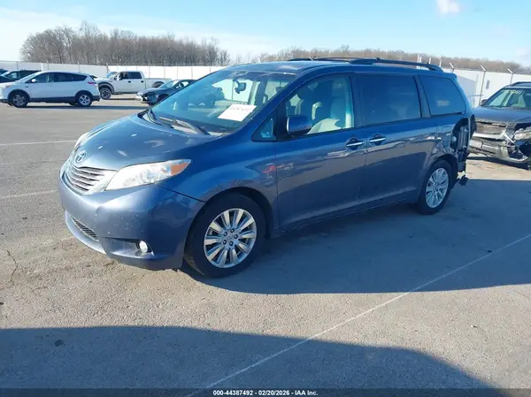 5TDDZ3DC8HS161847 2017 TOYOTA SIENNA - Image 2