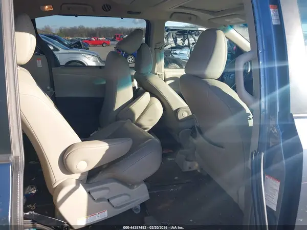 5TDDZ3DC8HS161847 2017 TOYOTA SIENNA - Image 8