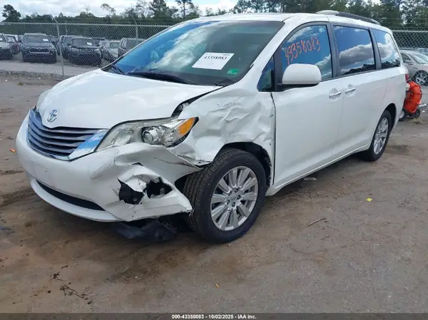 5TDDZ3DC8HS162481 2017 TOYOTA SIENNA - Image 2