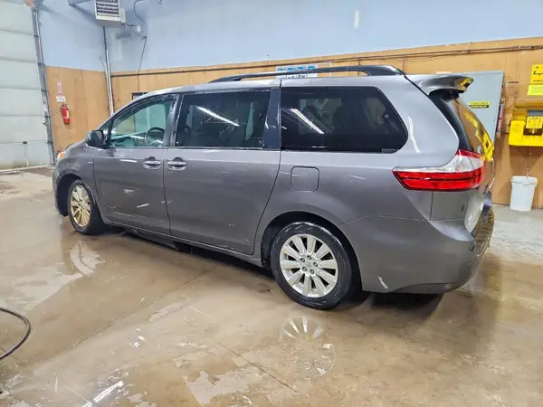 5TDDZ3DC8HS166112 2017 TOYOTA SIENNA - Image 2