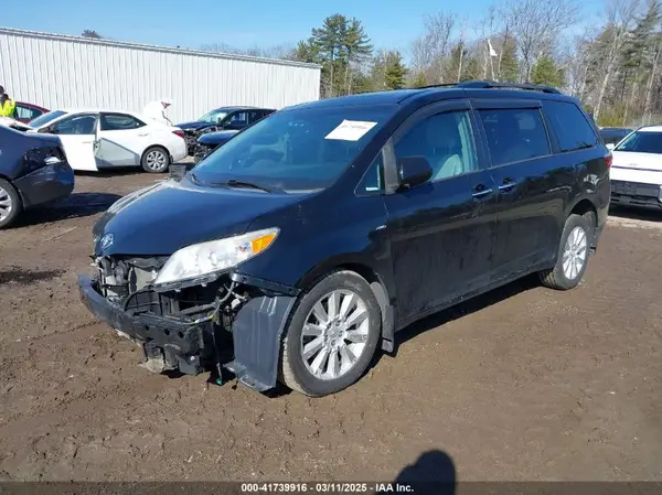 5TDDZ3DC8HS166143 2017 TOYOTA SIENNA - Image 2