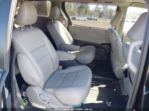 5TDDZ3DC8HS166143 2017 TOYOTA SIENNA - Image 8