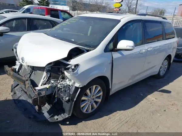 5TDDZ3DC8HS166269 2017 TOYOTA SIENNA - Image 2