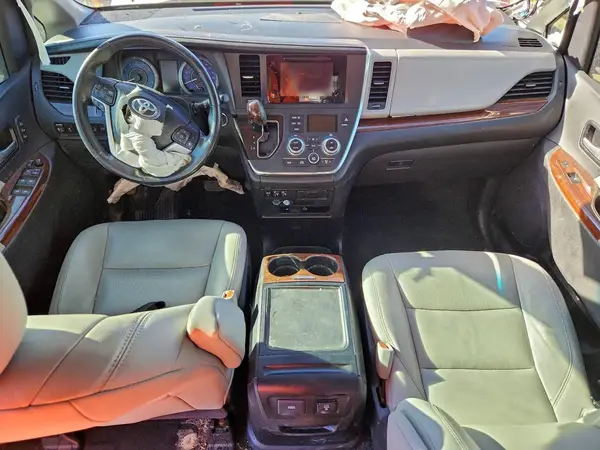 5TDDZ3DC8HS168328 2017 TOYOTA SIENNA - Image 8