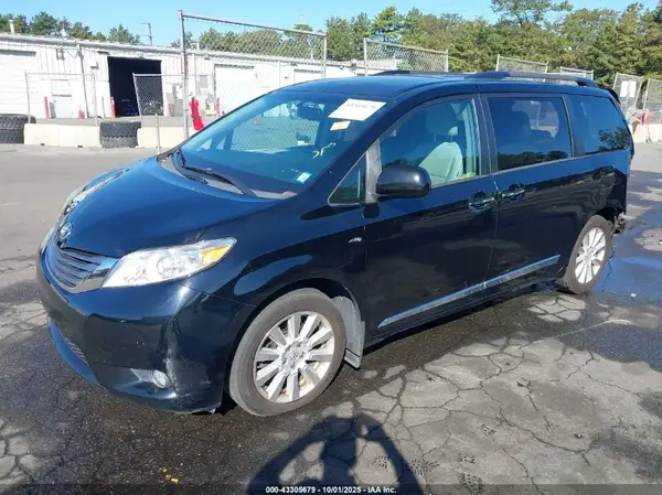 5TDDZ3DC8HS169740 2017 TOYOTA SIENNA - Image 2