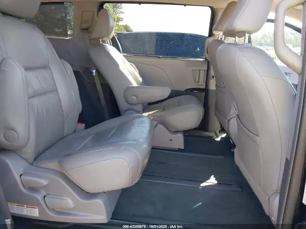 5TDDZ3DC8HS169740 2017 TOYOTA SIENNA - Image 8