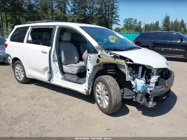 5TDDZ3DC8HS169754 2017 TOYOTA SIENNA - Image 1