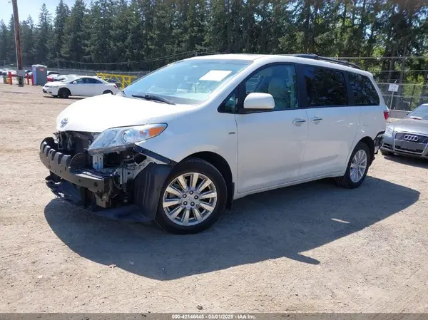 5TDDZ3DC8HS169754 2017 TOYOTA SIENNA - Image 2