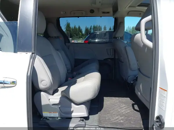 5TDDZ3DC8HS169754 2017 TOYOTA SIENNA - Image 8