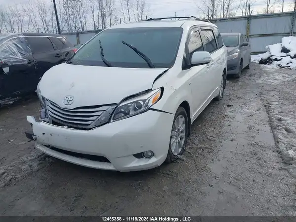 5TDDZ3DC8HS169978 2017 TOYOTA SIENNA - Image 2