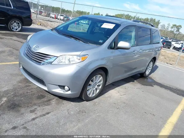 5TDDZ3DC8HS170791 2017 TOYOTA SIENNA - Image 2