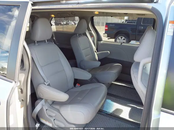 5TDDZ3DC8HS170791 2017 TOYOTA SIENNA - Image 8