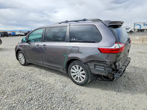 5TDDZ3DC8HS170841 2017 TOYOTA SIENNA - Image 2