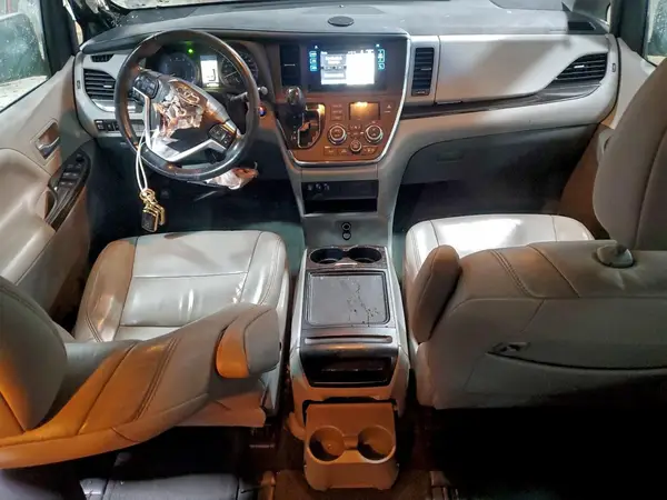 5TDDZ3DC8HS171150 2017 TOYOTA SIENNA - Image 8