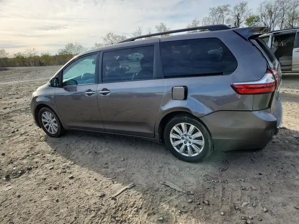 5TDDZ3DC8HS172606 2017 TOYOTA SIENNA - Image 2