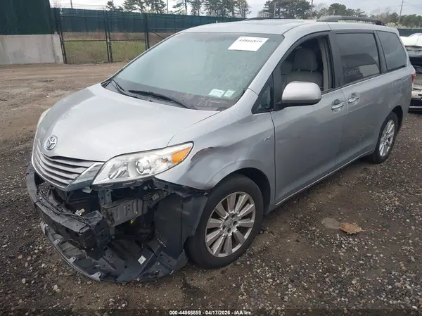 5TDDZ3DC8HS173027 2017 TOYOTA SIENNA - Image 2