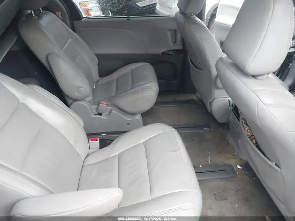 5TDDZ3DC8HS173027 2017 TOYOTA SIENNA - Image 8